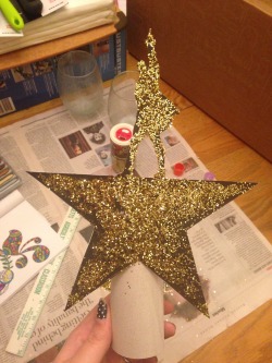 idonothaveamooseproblem:  I made a glittery gold Hamilton tree