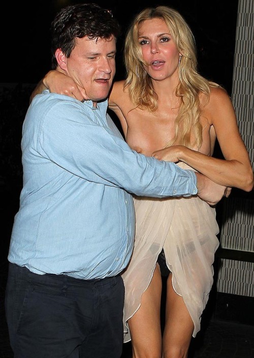More nip slips and pussy slips pics at http://pussyslip.tumblr.com/