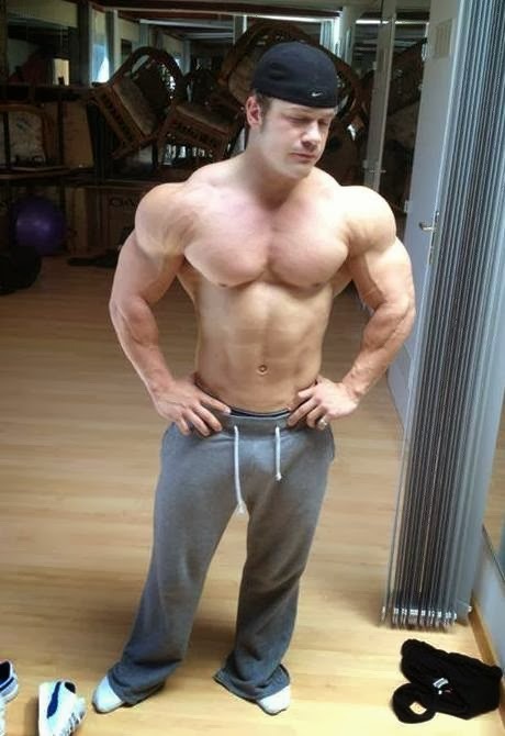 hugemusclegeek:  slickpenguin:  Nicolas Vullioud  Awesome quads! 