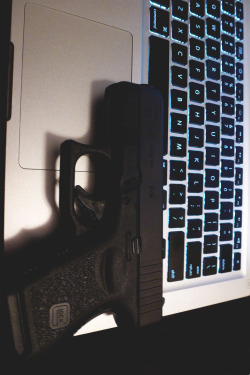 drugera:  strapped even when i’m bloggin’. 
