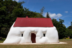 baja-baja: Erwin Wurm, Fat House, 2003  IG @bajabaja_ 