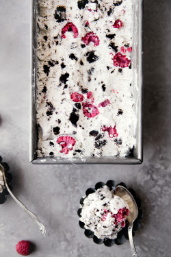 sweetoothgirl:  Fresh Raspberry Cookies & Cream Ice Cream