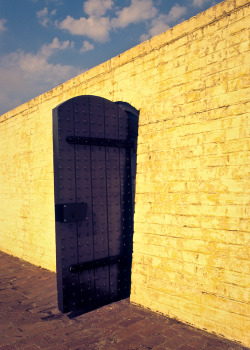 hueandeyephotography:  Open door, Fort Moultre, Sullivan’s Island, SC  © Doug Hickok  All Rights Reserved   hue and eye   the peacock’s hiccup