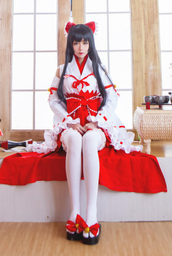 scandalousgaijin:  Reimu Hakurei - Doll 