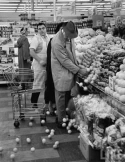 the-hulot-universe:  Jacques Tati dropping lemons on the floor.