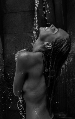 jayalvarrez:  Alexis Ren Showers in the Maldives shot by@jayalvarrez