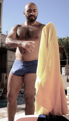 bulgingbearpants:  Go bear bulge spotting at the swimming pool