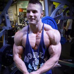 breathcontrolboi90:  gymbodguy:  Love to be squeezed by him nice