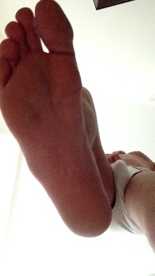 guyswithbigfeet:  Size 16 sole hovering over u 
