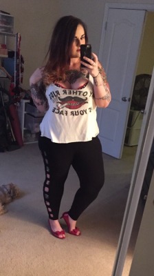 fuckyeahchubbyfashion:  Top: Lucky 13 c/o PinupGirlClothing Leggings: