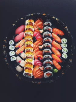 sugoi-japanese-food:  Itadakimasu! =3 ~Sushi =3  いただきまづ!