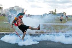 blog-mons:  Choques entre indígenas brasileños y la Policía.
