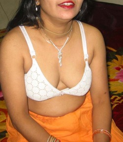 prythm:  Desi Bhabhi - Exposing 2 of 2 Follow http://prythm.tumblr.com/