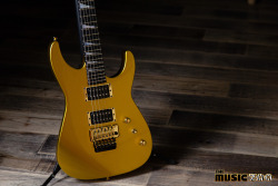 themusiczoo:  There is no shortage of gold on this Soloist from @jacksonguitars. The axe features a bolt-on Maple neck, Alder body, and EVH Wolfgang Pickups! Available here! 