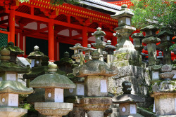 japanesse-life:  Stone lanterns by Teruhide Tomori on Flickr.