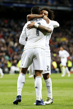 perda:     Cristiano Ronaldo and Marcelo Vieira celebrate their