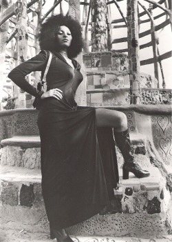 my-retro-vintage:Pam Grier at Watts Towers,  1972   💂🏻‍♂️