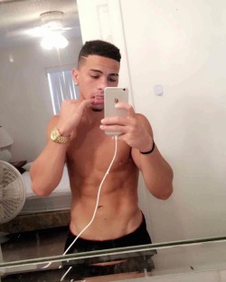 rosedaclever:  yourniggasdick:  whomever wants to bait him, let