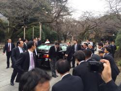 allsundaysmoon:  安倍総理の靖国参拝のテレビ報道今見たが到着後車降りてまず遺族会の方々のところへ歩み寄ってお辞儀をしていた場面は映ってなかった。その誠実なところが安倍さんらしくてよかったのに。僕がしっかり写真撮りました(^_^)v