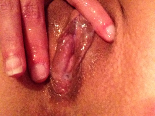 cunnilingasm:  Jilling to a cummy finish……..yum 