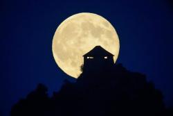 yahoonews:  Supermoon is here Look! Up in the sky! It’s supermoon!