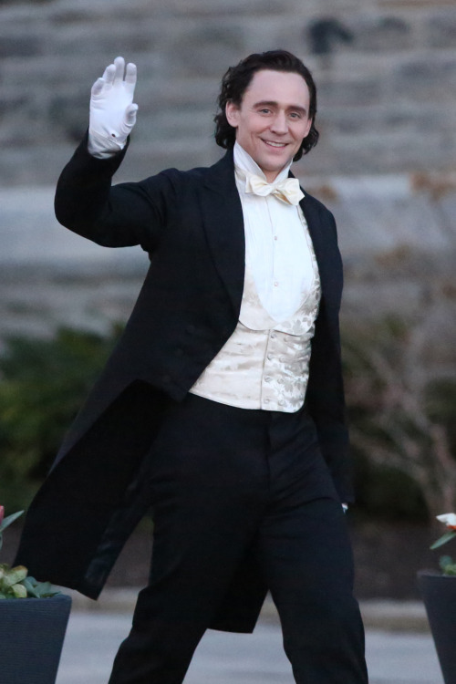 torrilla:  Tom Hiddleston seen filming scenes for Crimson Peak in Toronto on April 23, 2014 [HQ] 