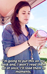 dailyhayleyatwell: A fan gives Hayley a jar filled with inspirational