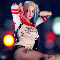 harleyquinsn-blog: Margot Robbie as Harley Quinn on the set of