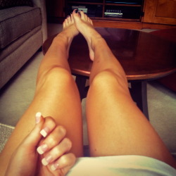toes-arches-feet:  filmeater:  happy, tan and nails done   