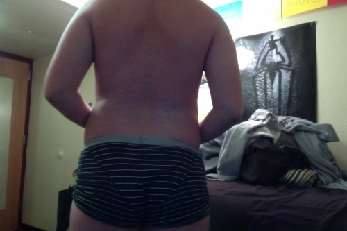 freshmanfatty:  Me doing some camwhoring… ;D I’m just getting chunky all over.  