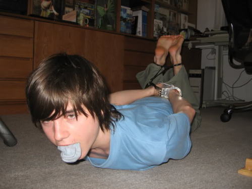 boyslikefeet:  jamestmedak:  THIS is how you tie someone up …  Hello cutie! 
