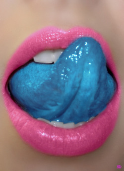 those pink lips and that baby blue tongue looks so fucking sexy