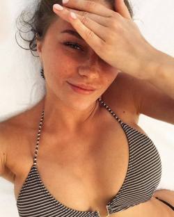 bikini-selfies:  😍😍