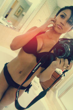 homemadeebonybabes:  Ebony girl with camera â€¦