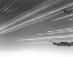 Scie di condensanzione di un formazione di B-17F Flying Fortress sui