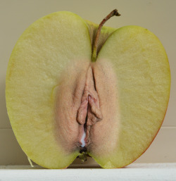 sexeandtattoo:  le fruit de Virginie/ Virginie fruit. Art by