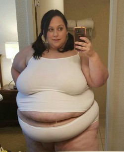 lisalinguica:I have been looking so cute and plump and chubby and like the perfect fat princess I am. So enjoy.