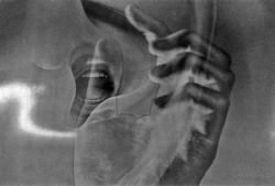 niltutgut: HAND TO MOUTH  手から口へ © Peter Schillinger