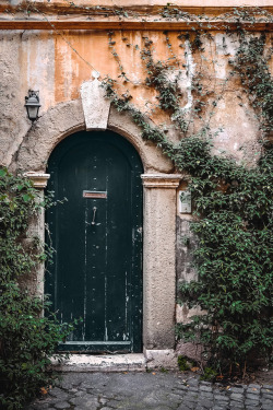 2seeitall:  Door in Rome (Trastevere)   Rome | Narrow streets