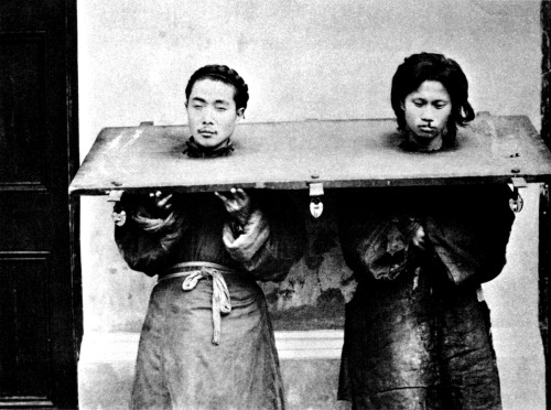 John Thomson - Prisonniers de la cangue, Nankin, Chine, 1870.