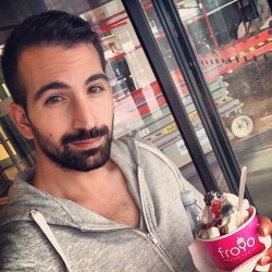 shaun-alejandro:  hairymutt:  kaltaveridis:  Froyo mmm gött