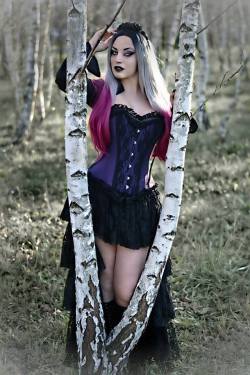 gothicandamazing:    Model: Kali Noir DiamondPhoto: Vanic PhotographyOutfit: