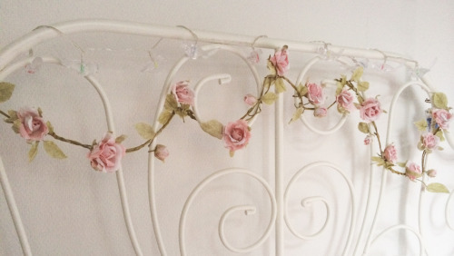 easymomentsandobsession:  I bought fake flowers to put on my ~princess bed~ 