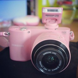 cookielessvee:  #samsung #nx1000 my new toy, #itssopretty #pink(●⌒∇⌒●)