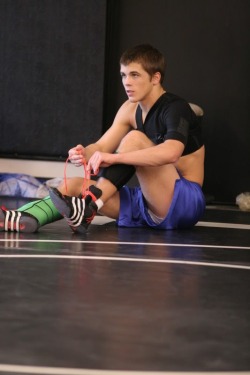 dudes-on-demand:  Knot Wrestling