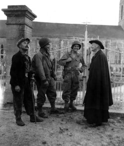 historicaltimes: U.S. infantrymen stand in front the cemetery