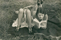 retrogirly:  1920s postcard 