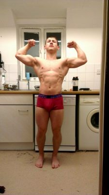 vergasyfetichesgay:  Hot ripped twink showing his fucking huge