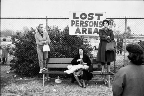 Lost persons. Pasadena, 1963.  - Elliott Erwitt. Nudes &