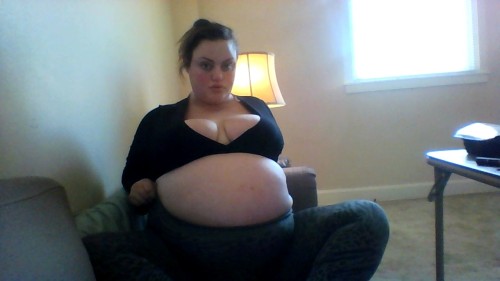 hamgasmicallyfat:Why isnt this belly stuffed yet?